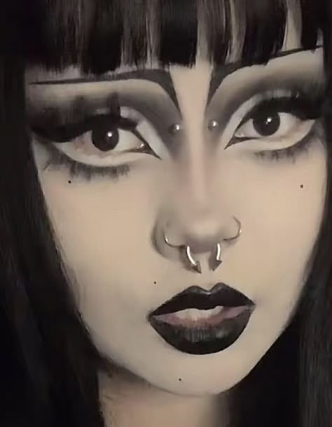 Multi Eye Makeup, Read Goth Makeup, Brown Goth Makeup, Trad Goth Makeup Tutorial, Bat Wing Makeup, Nu Metal Makeup, Pretty Goth Makeup, Goth Prom Makeup, Trad Goth Makeup 80s