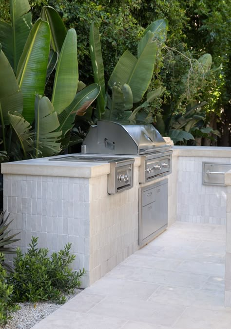 Mediterranean Outdoor Bbq Area, Outdoor Kitchen Inspiration, Outdoor Kitchen Near Pool, Outdoor Kitchen By Pool, Tiled Outdoor Kitchen, Built In Outdoor Kitchen, Bbq Area Ideas Outdoor, Outdoor Kitchen Backsplash, White Backyard