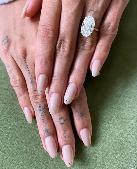 Hailey Bieber Wedding, Hailey Bieber Nails, Bieber Nails, Dream Wedding Ring, Cute Engagement Rings, Future Engagement Rings, Ring Inspo, Nail Ring, Dream Engagement