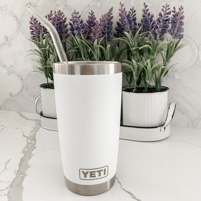 White Yeti Tumbler, Yeti Cup Aesthetic, Tumbler Product Photoshoot, Yeti Aesthetic, Vaso Yeti, White Yeti, White Tumbler, Mountain Girl, Yeti Tumbler