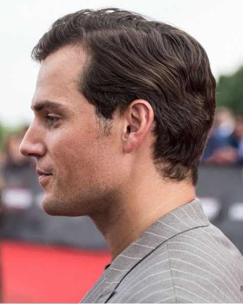 Henry Cavill Haircut, Henry Cavill Hairstyle, Rich Guy Aesthetic, Henry Cavill Style, Henry Cavill Eyes, Mens Haircuts Medium, Sasha Roiz, Men Haircut Curly Hair, Cute Celebrity Couples