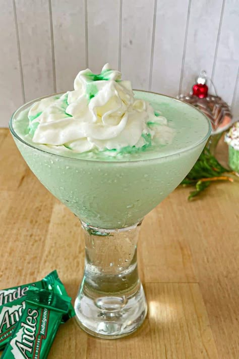 Grasshopper Ice Cream Drink: Indulge In Creamy Bliss Frozen Grasshopper Drink, Grasshopper Ice Cream Drink, Grasshoppers Drink, Grasshopper Drink Recipe, Grasshopper Drink, Martini With A Twist, Grasshopper Recipe, Fun Beverages, Ice Cream Drink