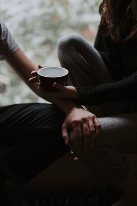 Couple Drinking Coffee Aesthetic, Coffee Couple Aesthetic, Couple Home Aesthetic, Chill Couple Aesthetic, Coffee Couple Photography, Couple Baking, Fall Couple Aesthetic, Coffee Dates Aesthetic, Cozy Couple