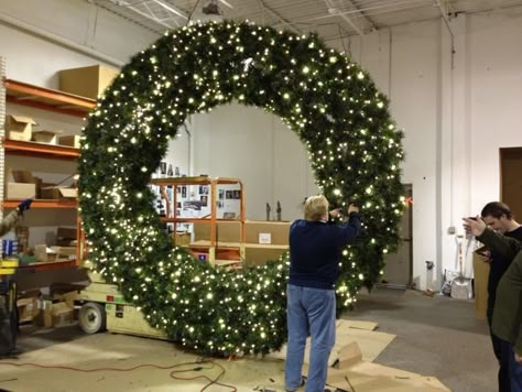 Best Outdoor Christmas Decorations, Unusual Christmas Decorations, Christmas Wreath Frames, Christmas Decor Modern, Christmas Centerpiece Ideas, Outdoor Christmas Decorations Yard, Outdoor Christmas Wreaths, Outdoor Christmas Diy, Rustic Christmas Decorations