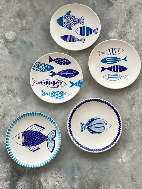 Hand Painted Fish, Paint On Plate, Ceramic Platter Painting Ideas, Paint Plate Ideas, Hand Painted Plates Ideas, Wall Plate Painting Ideas, Fish Pottery Painting, Drawing On Plates, Cini Desen Modern