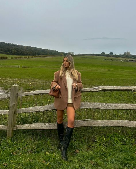 A day at the farm pumpkin picking 🎃 Pumpkin Picking, Fall Clothing, The Farm, My Fashion, Outfit Inspirations, Casual Outfits, Ootd, Street Style, Boots