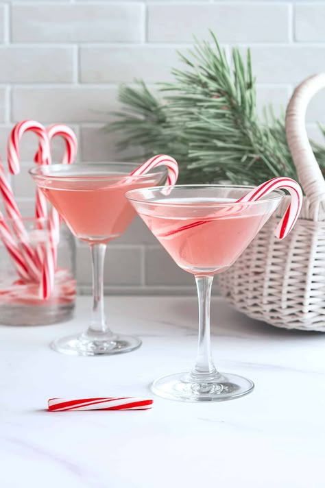 Candy Cane Martini – Mix That Drink Easy Christmas Cocktails Recipes, Candy Cane Cocktail, Fun Christmas Cocktails, Easy Christmas Cocktails, Candy Cane Martini, Queen Decor, Holiday Cocktails Christmas, Best Christmas Cocktails, Cocktail Recipes For A Crowd