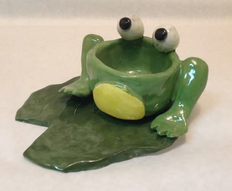 Frog Pinch Pot Ideas, Pitch Pots Ideas, Functional Pinch Pot, Bird Pinch Pot, Pinch Pot Ideas For Beginners, Pinch Pot Projects High School, Snail Pinch Pot, Pinch Pot Bowl Ideas, Pinch Bowls Ideas