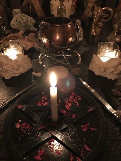 Witchcraft Altar, Witch Core, Altar Ideas, Witch Vibes, Witches Altar, Dark Witch, Witch Shop, Witchy Aesthetic, Pagan Altar