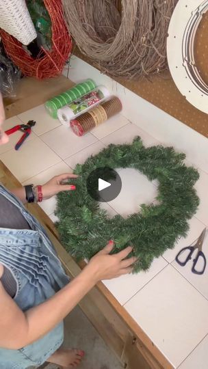 How To Christmas Wreath, Diy Pine Wreath Christmas, Christmas Wreaths Tutorial, Ideas For Christmas Wreaths, Diy Reefs Door Christmas, Christmas Deco Mesh Wreaths Diy, How To Decorate A Christmas Wreath, Making A Christmas Wreath, Wreath With Ribbon Diy