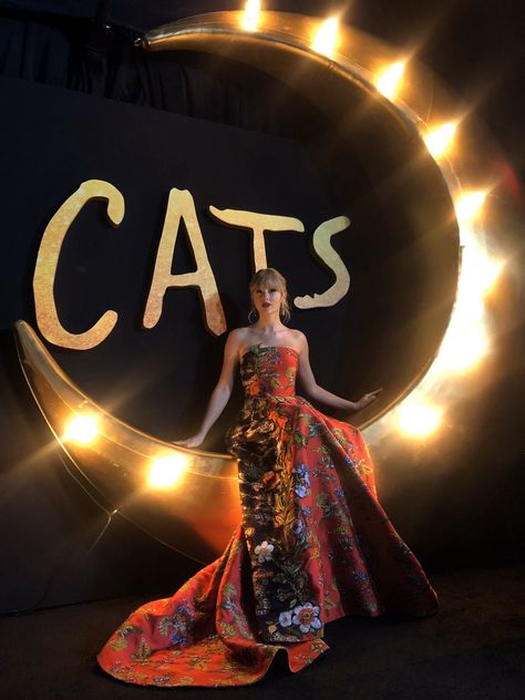 CATS on Twitter: "Taylor Swift at the #CATSMovie premiere is officially my new phone background!… " Cats Movie, Taylor Swift Cat, Taylor Swift News, Cat Movie, Swift Taylor, Lover Era, Estilo Taylor Swift, All About Taylor Swift, Taylor Swift Wallpaper