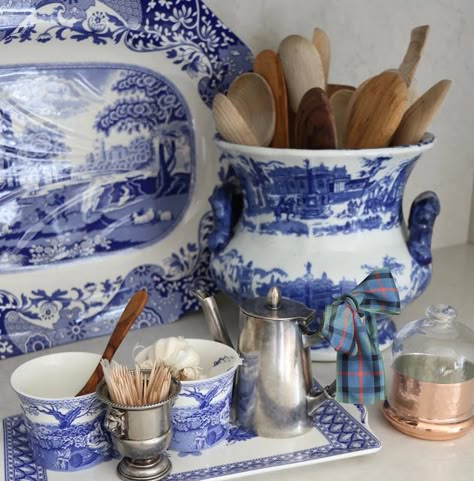 Blue And White Dishes In China Cabinet, Blue And White Chinoiserie Kitchen, Chinoiserie Kitchen Decor, Blue And White China Decor, Blue Willow Christmas, Blue And White Kitchen Ideas, Blue And White Kitchen Decor, Ralph Lauren Kitchen, Blue Willow Kitchen