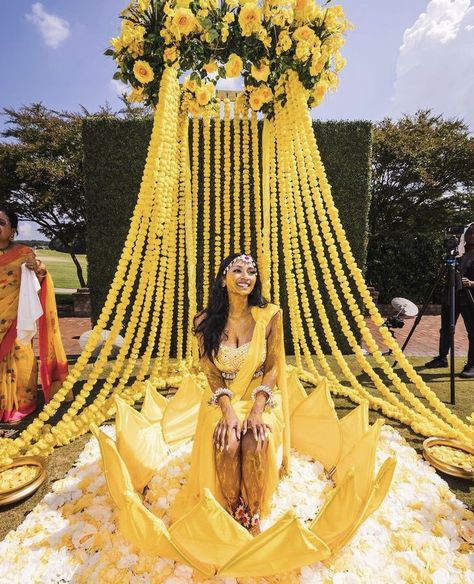 Maiyaan Ceremony Decor, Haldi Mendhi Decoration, Bride Haldi Decoration, Haldi Set Up Decor, Royal Haldi Decoration, Haldi Indian Wedding, Mendhi Ceremony Decor, Haldi Ceremony Decorations Ideas, Gaye Holud Decorations At Home