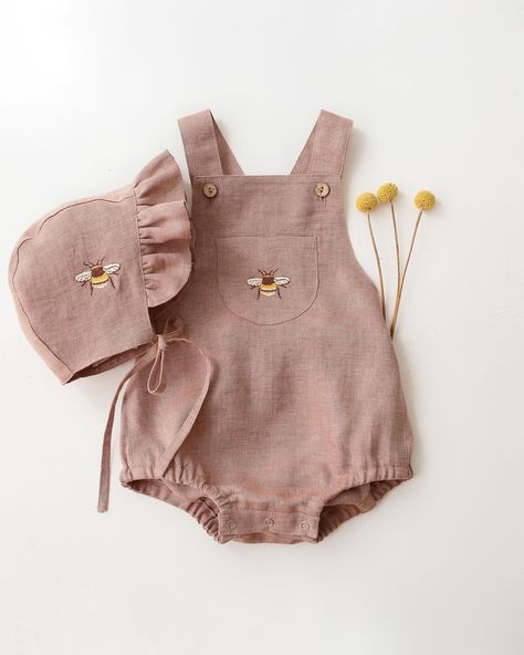 🐝 BUMBLEBEE EMBROIDERY 🐝 I am so happy you are loving our new Bumblebee embroidery 💛 it’s just the cutest, isn’t it 💛 it fits both boys and girls outfits 💛 here featured is a lovely order with this embroidery added - Straps Pinafore and Ruffle Brimmed Bonnet in Rose Smoke linen Embroidery On Baby Clothes, Baby Clothes Embroidery, Embroidery Baby Clothes, Bumblebee Embroidery, Clothes For Baby Girl, Spring Baby Clothes, Fall Baby Clothes, Kids Dress Patterns