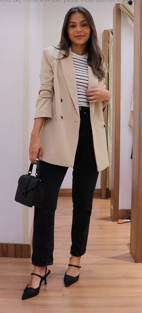 Cream Blazer Work Outfit, Parisian Blazer Outfit, Greige Blazer Outfit, Light Beige Blazer Outfit Women, Blazer Cream Outfit, Blazer Outfits With Skirt, Outfits Con Saco Beige, Outfits Blazer Beige, Saco Beige Mujer Outfit