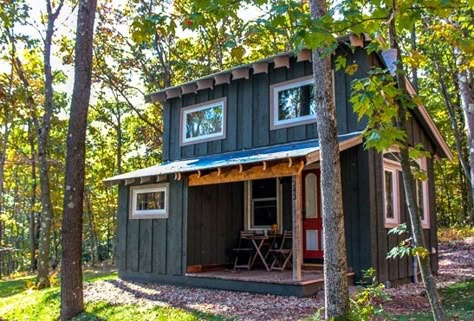 Small Cabin In The Woods, Houses In The Woods, Tiny House Plan, Tiny Cabins, Tiny Home Ideas, Tiny House Movement, Tiny Cabin, Tiny Spaces, Tiny House Cabin