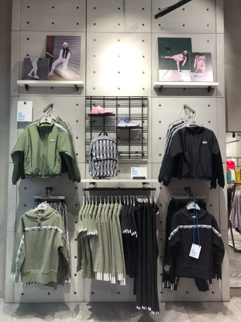 Sportswear Store Interior Design, Sport Visual Merchandising, Apparel Store Design, Clothes Shop Design, Botique Interiors, Visual Merchandising Fashion, Store Display Design, Sportswear Store, Army Clothes