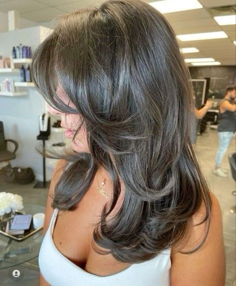 Dark Hair Layers Medium Face Framing, Haircuts Women Medium Length, 90s Layered Hair Round Face, Short Dark Brown Hair Layers, Dark Brown 90s Hair, 90s Haircut Black Hair, Voluminous Layers Medium Hair, Short Hair With Soft Layers, Unstyled Medium Length Hair