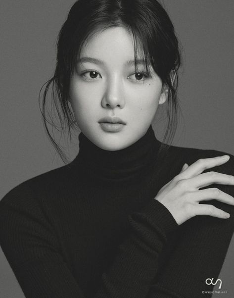 Portrait Photography, more examples in link. Face Black And White Photographs, Model Pose Face, Kim Yoo Jung Photoshoot, Profile Photoshoot, Face Photoshoot, Headshot Photoshoot, Korean Photography, Korean Photoshoot, Profile Photography