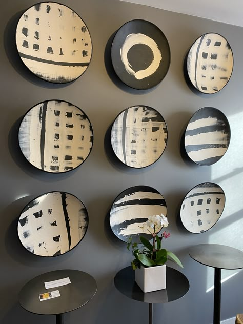 Diy Painting Pottery, Black And White Ceramics Pottery, Wall Plate Painting Ideas, Ceramic Plates Wall, African Ceramics, Ceramic Plates Art, African Home Decor, Pottery Handbuilding, Ceramic Platters