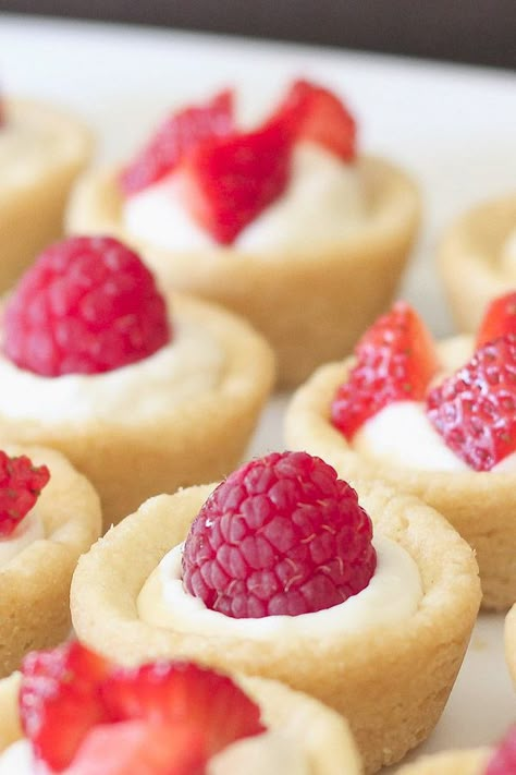 Sugar cookie tarts filled with sweetened cream cheese and topped with berries. Sugar Cookie Tarts, Cookie Tarts, Berry Tarts, Dessert Mini, Tart Filling, Berry Tart, Torte Cupcake, Tea Party Food, Small Desserts