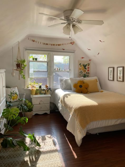 Warm Room Aesthetic Vintage, Sunny Bedroom Ideas, Pastel Bohemian Bedroom, Boho Aesthetic Dorm Room, Cozy Summer Bedroom Ideas, Cottagecore Bedroom Simple, Yellow Room Design, Bedroom Ideas Yellow Walls, Fun Rugs Bedroom