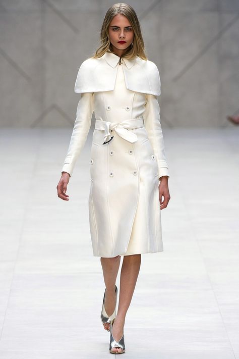 Burberry Prorsum - ss2013 - London Fashion Week Olivia Pope, Burberry Coat, London Fashion Weeks, Burberry Prorsum, Retro Mode, White Coat, Winter Mode, Cara Delevingne, Looks Style