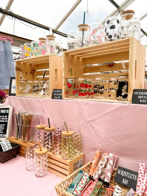 Pop Up Shop Products, Purse Display Pop Up, Craft Fair Inspiration, Small Pop Up Shop Ideas, Small Market Stall Display Ideas, Diy Pop Up Booth Display Ideas, Pop Up Sales Ideas, Boutique Discount Ideas, Vendor Booth Cup Display Ideas