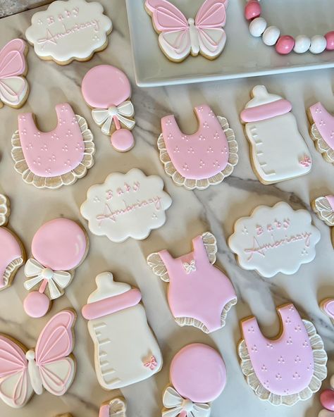 It’s a girl 💕 #babyshowercookies #galletasdecoradas #galletaspersonalizadas #cookies #sugarart #edibleart #royalickngcookies #sugarcookies #angiesweetcreations #itsagirl🎀 Baby Girl Cookies For Showers, Baby Girl Shower Cookies Decorated, Baby Shower Sugar Cookies Girl, Sweetheart Baby Shower Cookies, Pacifier Cookies Decorated, Decorator Icing, Baby Shower Cookies, New Baby Girls, Sugar Art