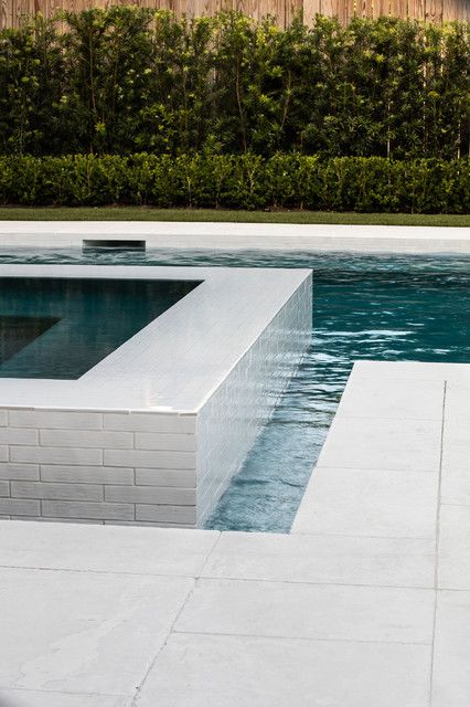 Chic Modern Swimming Pool and Garden - Modern - Pool - Houston - by Exterior Worlds Landscaping & Design | Houzz Travertine Pool Deck, Modern Swimming Pool, Waterline Pool Tile, Pool Waterline, Pool Tile Designs, Lap Pool Designs, Waterline Tile, Pool Outdoor Kitchen, Pool Decking