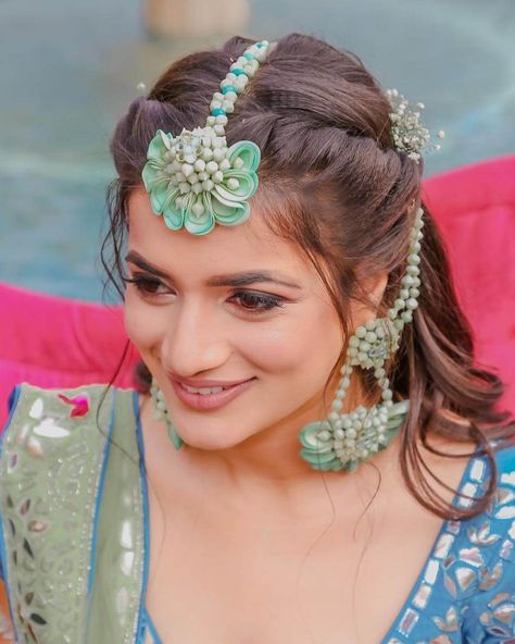 #BridalTrendAlert: The 80’s Bahubali Earrings Are Back! Tikka Hairstyle, Bridal Floral Jewellery, Maang Tikka Design, Jewellery For Haldi, Haldi Jewellery, Flower Jewellery For Mehndi, Tikka Designs, Flowers Jewellery, Flower Jewelry Designs