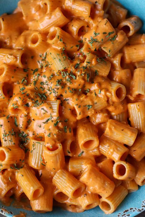 Spicy Tomato Basil Pasta, Diavolo Pasta Recipes, Good Chicken Pasta Recipes, Spicy Rigatoni Pasta Gigi Hadid, Spicy Rigatoni Pasta With Chicken, Pasta Dishes Creamy, Spicy Dinner Ideas For Two, Big Pasta Noodles, Spicy Tequila Rigatoni