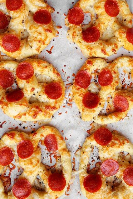 Pretzel Pizza, Pretzel Recipes, Wicked Party, Meatless Main Dishes, Pretzels Recipe, Pizza Recipes Homemade, Soft Pretzels, Party Appetizers, Pizza Pizza