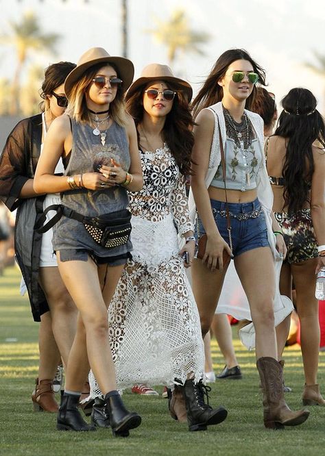 Selena Gomez teams up with some surprising new friends at Coachella Kylie Jenner Coachella Outfits, Selena Gomez Coachella, Celebs At Coachella, Kylie Jenner Coachella, Kylie Jenner Selena Gomez, Coachella Accessories, Moda Coachella, Coachella 2014, Jenner Girls