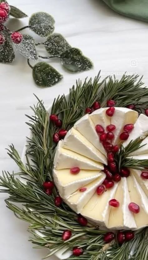 Santa Appetizers Holidays, Christmas Cheese Recipes, Christmas Charcutiere Board, Charcuterie Board Ideas Holiday, Brie Display, Christmas Cheese Appetizers, New Year Snack Ideas, Pomegranate Brie, Christmas Table Aesthetic