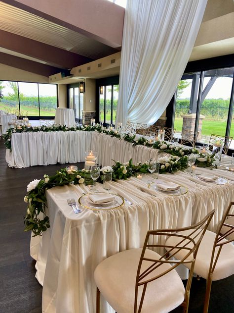 Rectangle Head Table Wedding Decorations, Head Table Wedding Bridal Party, Table Cloth Wedding Ideas, U Shape Head Table Wedding, Head Table U Shape, Large Wedding Party Head Table, Wedding Head Table Ideas With Bridal Party, U Shaped Reception Tables, Head Table Set Up Ideas