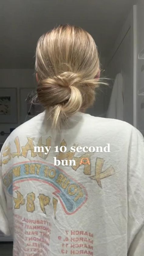 Cute Low Messy Bun | Bun tutorial | School hairstyle tutorial | Easy Hair tutorial Hair Styles Simple, Preppy Hairstyles, Cute Simple Hairstyles, Bun Tutorial, Hair Tips Video, Peinados Fáciles Para Cabello Corto, Hair Stylies, Bun Hairstyles For Long Hair, Clipuri Video