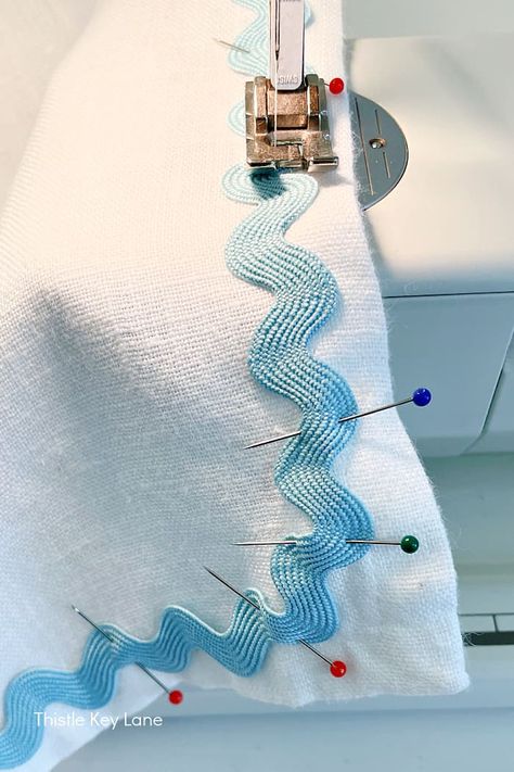 How To Sew Rick Rack On, Sew A Tablecloth, Sew Dish Towels, How To Sew Napkins, How To Sew Kitchen Towels, Diy Fabric Napkins, Ric Rac Napkins, Ric Rack Ideas, Diy Napkins Cloth