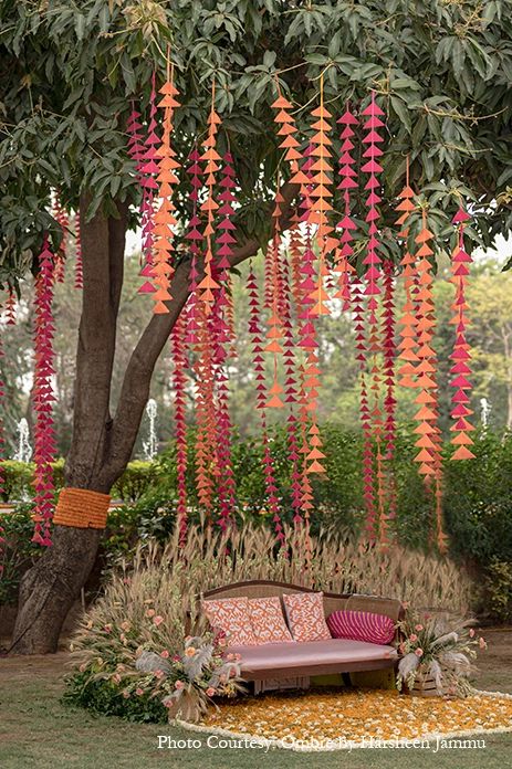 Indian Wedding Decor Ideas For Home, Cheap Indian Wedding Decor, Indian Celebration Decor, Indian Home Decoration For Wedding, House Marriage Decorations, Indian Dinner Decoration Ideas, Minimalistic Indian Wedding Decor, Tree Decoration For Wedding, Indian Wedding Tree Decor