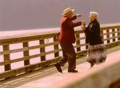 Elderly Quotes, Older Outfits, Cute Old Couples, Old Fashioned Love, Easy Handmade, Growing Old Together, Fotografi Vintage, Old Couples, People Dancing