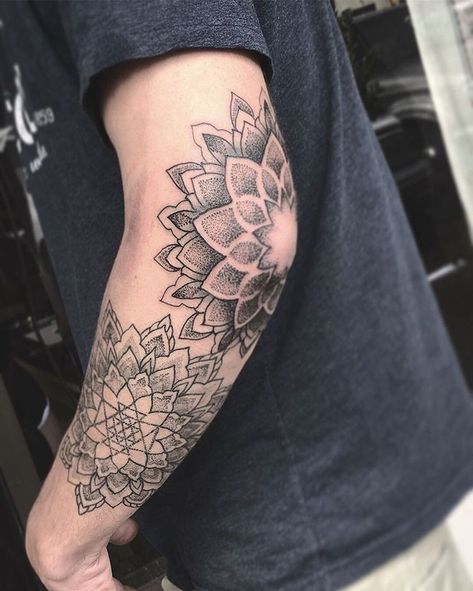 Geometric Tattoo Elbow, Traditional Mandala Tattoo, Half Mandala Tattoo, Inner Elbow Tattoos, Tattoo Elbow, Line Art Tattoos Men, Tattoos Men Leg, Art Tattoos Men, Tatuagem Masculina Pequena