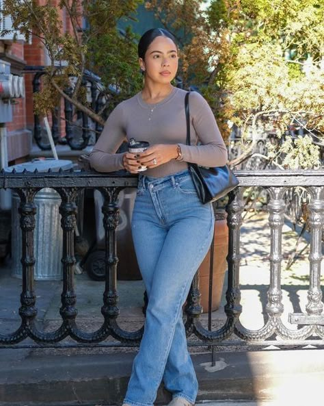 Simple Styling Outfits, Chill Bodysuit Outfits, Cute Fall Jean Outfits, Bodysuit With Jeans Outfits, Jean Inspo Outfit, Casual Bell Bottoms Outfit, Modest Cute Everyday Outfits, Simple Jeans Outfit Casual, Church Outfit With Jeans