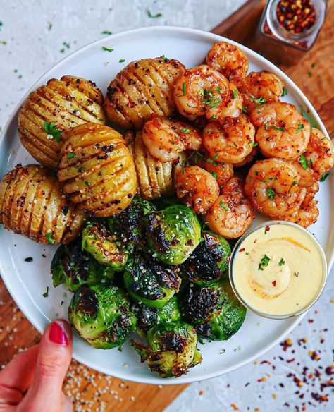 Caitlin Greene on Instagram: “Friday Feels: ZESTY SHRIMP, CRISPY SMASHED BRUSSELS AND GARLICKY HASSLEBACK POTATOES with a DIJON “AIOLI.” YES, I dip all three in that dip…” Dijon Aioli, Healthy Food Menu, Easy Healthy Meal Prep, Healthy Food Dishes, Healthy Food Motivation, Healthy Lifestyle Food, 500 Calories, Aioli, Diet Meal