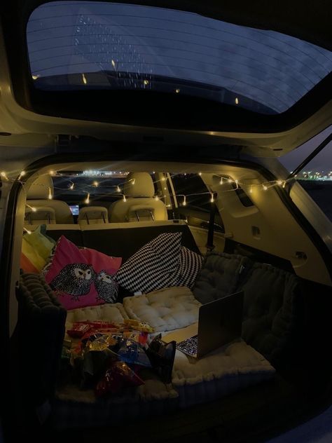 Cute Car Backseat, Backseat Aesthetic, Car Backseat Aesthetic, Road Trip Fits, Car Sleepover, Fl Aesthetic, School Sleepover, Van Transformation, Sleepover Aesthetic