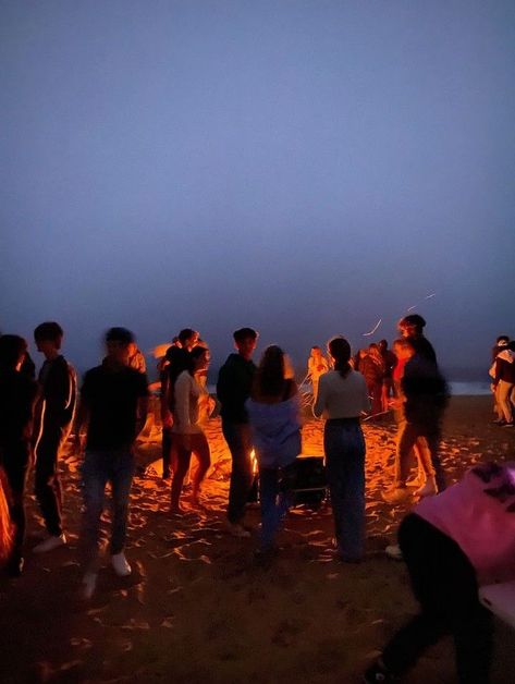 Friend Group Manifestation, Bonfire Beach, Taiping, Beach Bonfire, Summer Plans, Summer Goals, Summer Friends, The Summer I Turned Pretty, Friends Aesthetic