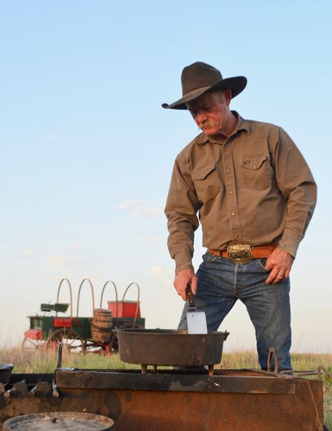 Kent Rollins' Favorite Recipes for Cast Iron Cooking - Lehman's Simpler Living Blog Amish Apple Cake, Cajun Spice Recipe, Kent Rollins Recipes, Cowboy Kent Rollins, Cowboy Recipes, Old Fashioned Cooking, Cajun Gumbo, Kent Rollins, Blueberry Rhubarb