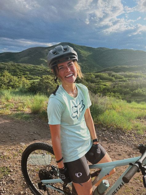 Mountain Bike Women’s Outfit, Mountain Biking Outfit Woman, Mountain Bike Outfit Woman, Mountain Biking Aesthetic, Mountain Bike Aesthetic, Bike Outfits Women, Mountain Biking Outfit, Biking Outfits, Biking Aesthetic