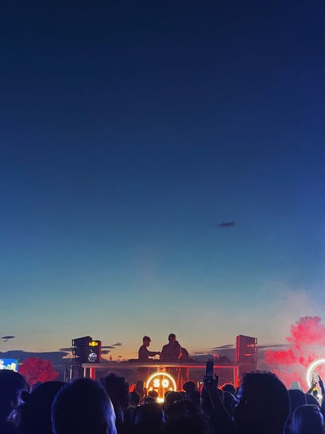 Beach Dj Party, Sunset Party Aesthetic, Rooftop Party Aesthetic, Party Vibes Night, Summer Dj Party, Beach Sunset Party, Summer Sunset Party, House Music Aesthetic, Food For Students