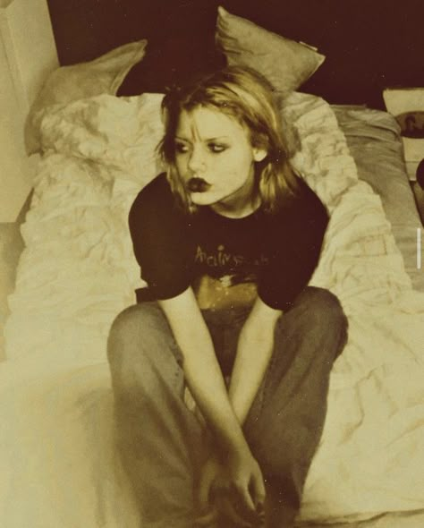 90s Grunge Photos, Fall 90s Aesthetic, 60s Grunge Aesthetic, Grunge Photo Poses, 90s Grunge Feminine, Fiona Apple Aesthetic Outfits, Real Grunge Outfits, 1970s Grunge, 70s Punk Girl