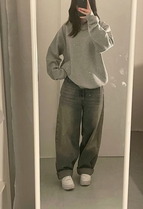 Comfy Oversized Hoodie, Comfy Outfits Baggy, Baggy Hoodie Outfit Aesthetic, Baggy Hoodie And Jeans, How To Style Baggy Hoodie, Women’s Baggy Aesthetic, Oversized Baggy Jeans Outfit, Black Crewneck Outfit Aesthetic, Outfits With Grey Sweatshirt